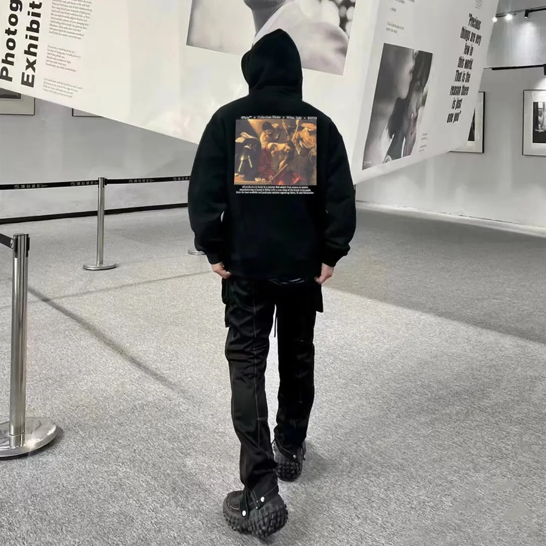 ♻️💯Upper body reference model picture❤️22SS approved version OFFWHITE (OW) Killing and being killed, punishment and sanctity Caravaggio oil painting pure cotton color religious unisex autumn and winter pure cotton hoodie sweatshirt OW perfectly integrates classical literature and art and street culture, paying tribute to VA20SS. Baroqueism, Caravaggio's classic oil painting series, literary street temperament, and 19FW Monet oil paintings. This is also a replacement for Monet. There is a minimalist plain logo on the chest, and a large digital oil painting print on the back with Kornit digital direct inkjet printing. The picture is clear and the stripes transition is smooth. It has a strong religious color, a Vintage style in line with the tone of the Renaissance, and an ultra-clear texture. The fabric is made of 480g combed cotton terry fabric, which has a full drape. Warm and comfortable!  Color: Black Size: XS-L P:390